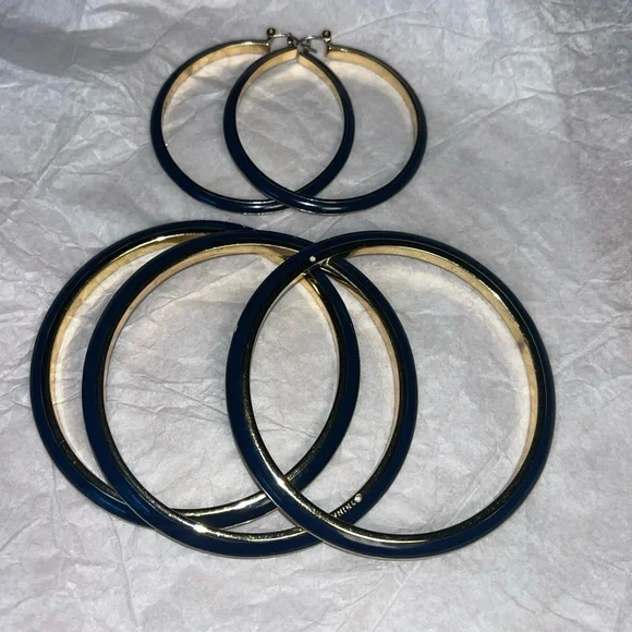 Trina Turk Large Navy Enamel/Gold Tone Hoop Earrings and 3 Matching Bracelets - Picture 4 of 6